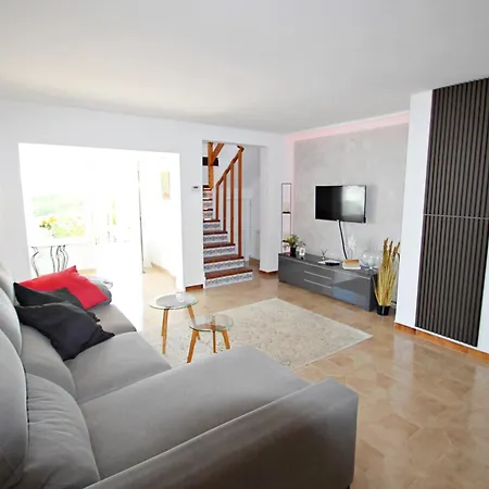 Beate - With Pool In Appartement *